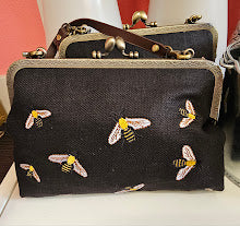 Kisslock bumble bee bag